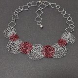 サークルモチーフとスクエアチェーンのネックレス