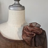 ペイズリー柄ラズベリーブラウンのコサージュ