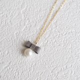 グレーの革リボンとパールのネックレス　14kgf