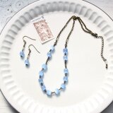 サテンのようなブルー・ヴィンテージビーズのアンティークstyle ショートネックス　ピアス（イヤリング）