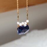 ポルトモネ・フランスのがま口みたいに愛らしい　ラピスラズリと水晶　ペンダント・ネックレス　マットゴールド　バー