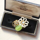 花ノスタルジア　マスカット色のグラスカボションと ビーズの花　ヴィンテージstyle ビジュー ブローチ
