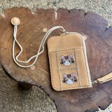 パスケース2枚用 小銭入れ付き（ベージュの革に茶トラ猫の刺繡）03003-53