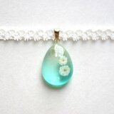 【受注製作】レジンアート　ドロップモチーフとタティングレースとサテンリボンのチョーカー〈風の中の羽のように〉