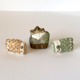 兜をかぶった子と鯉のぼり B　紙塑人形