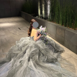 実例写真！カラードレス ブルーグレー ベアトップ ラッフルフリル シークインチュール 華やか 花嫁 前撮り