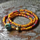 アンティークビタミンカラーホワイトハーツ、ターコイズブルーシェブロンビーズのネックレス（ターコイズ留め金）