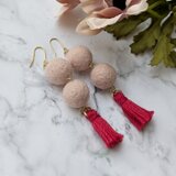 淡いくすみピンクの羊毛フェルトボールと手作りタッセルのピアス/イヤリング