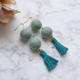 ニュアンスカラーの羊毛フェルトボールと手作りタッセルのピアス/イヤリング