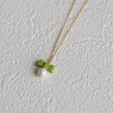 グリーンの革リボンとパールのネックレス　14kgf