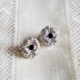 サファイア色とシルバー色 フローラル型イヤリング