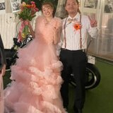 実例写真！カラードレス ピンク Vネック ノースリーブ ラッフルフリル 背中見せ エアリー感 花嫁