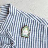 おめかし猫さんのブローチ　ステンドグラスブローチ