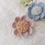 ニットとビーズ刺繍 花のブローチ・ピンク