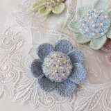 ニットとビーズ刺繍　花のブローチ・ブルー