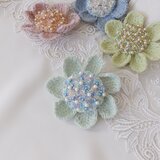 ニットとビーズ刺繍　花のブローチ・ミントグリン