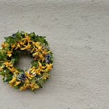 春をはこぶ　水仙いっぱい手のひらサイズのリース