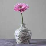 陶器の一輪挿し｜うさぎと野遊び模様の小さな花瓶・草花を飾る花器