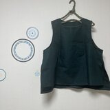 迷わない重ね服　シンプルベスト　リネン　ボトルグリーン