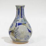 染付うさぎ菊文様一輪差し（伊比井万貴）