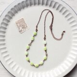マスカットグリーンと、ふんわり白のヴィンテージビーズ　アンティークstyle ショートネックレス