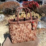 貴重な山葡萄の蔓で編んだ手提げ籠(バッグ) 【中】20260201-1　チャーム付き