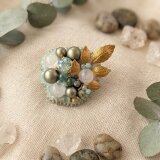 ミントグリーン＆アンティークゴールドのビーズ刺しゅうブローチ（K1242)