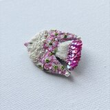"hanamizuki" ピンク色の華やかなハナミズキの花を纏う鳥さん/手紡ぎ糸を使った手刺繍/鳥ブローチ