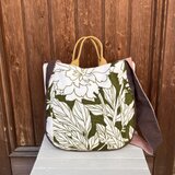 2way  斜め掛けバッグ　ショルダーバッグ　ダークグリーン　線書きの大きな花