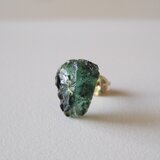 エメラルドの結晶原石ピアス 14kgf 片耳