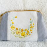花刺繍のふわふわポーチ・白