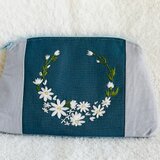 花刺繍のふわふわポーチ・ビンテージブルー