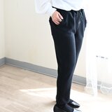 アコーディオンバックポケットのデザインテーパードパンツ