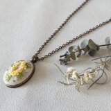 ミモザの彩り　大人のための手刺繍オーバルペンダント