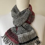 チェックと赤のミニマフラー