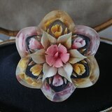 ヴィンテージ　淡いダルトーンのお花達いっぱい　ルーサイト製ブローチ