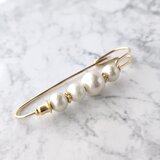 春の柔らかな光のようなコットンパールAのストールピン・ブローチ