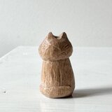 木彫りの小さな小さな猫