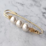 春の柔らかな光のようなコットンパールBのストールピン・ブローチ