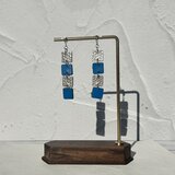 光と色のハーモニー：レザー4連ピアス【四角】