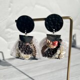 耳元で揺れるエレガンス - インド刺繡の花咲く本革ピアス