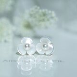 K10 フラワーシェイプホワイトシェル パールピアス / ホワイト