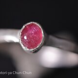 【この色、初めて見ました】タイで直接買い付けた　ビルマ産ノーヒート「さくら」サファイア・シルバーリング【さくらテントウ】