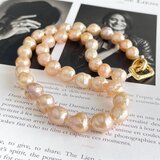 アプリコットカラーの天然色 ほんの少しシュリンクなバロックパールのチョーカー 1点のみ