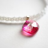 【受注製作】レジンアート　鉱物モチーフとタティングレースとサテンリボンのチョーカー〈緋色の旋律〉