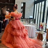 実例写真！美品！カラードレス オフショルダー ローズピンク ラッフルフリル デザイン感 ロングトレーン 花嫁