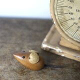 木と皮革ねずみ　チークフィギュリン　フィンランド