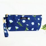 舞うネモフィラ持ち手付きペンケース