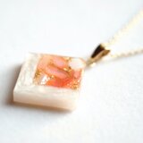 レジンアート　スクエアペンダント〈囁き貝・コーラル〉