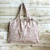 大人かわいい小花柄大きめバッグ(ピンク) 撥水加工ポリエステルコットン　軽量　持ち運び可能　エコバッグ　サブバッグ　春　ギフト